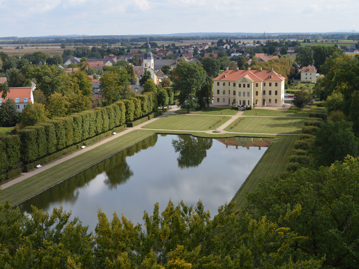 An der Stelle einer ehemaligen Wasserburg steht das barocke Palais Zabeltitz.