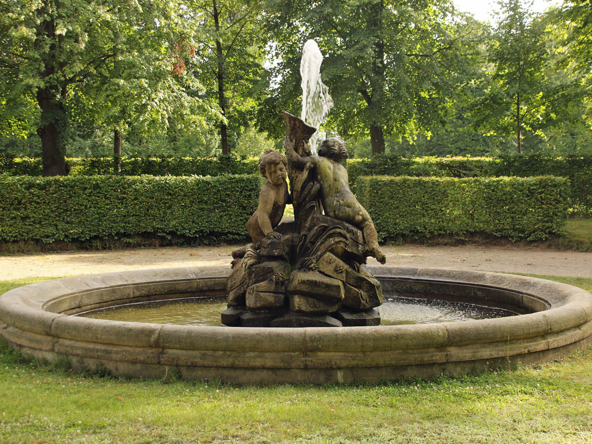 Neben dem Parterre vor dem Palais Zabeltitz sprudelt der Brunnen der „Riesenkinder“.