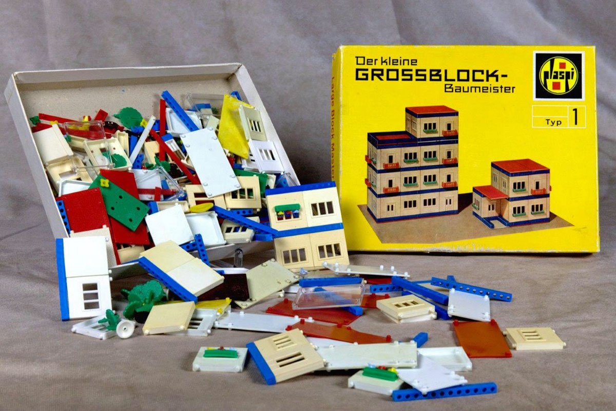 Spielzeug "Der kleine Großblock-Baumeister" in der Sonderausstellung "Baukästen, Autos und Eisenbahnen" der Priesterhäuser Zwickau