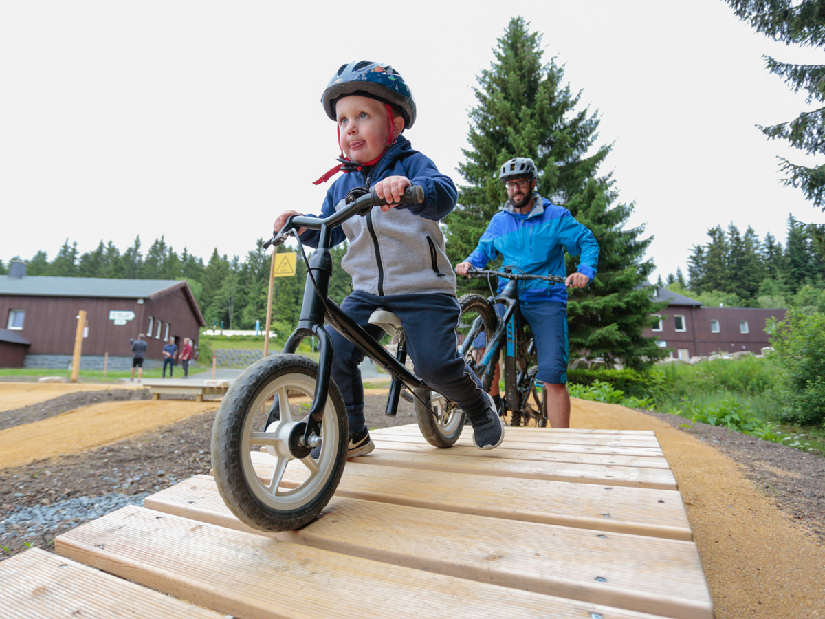 Auf dem neuen Bikespielplatz im Sportpark Rabenberg können schon die Jüngsten kleine Hindernisse bewältigen.