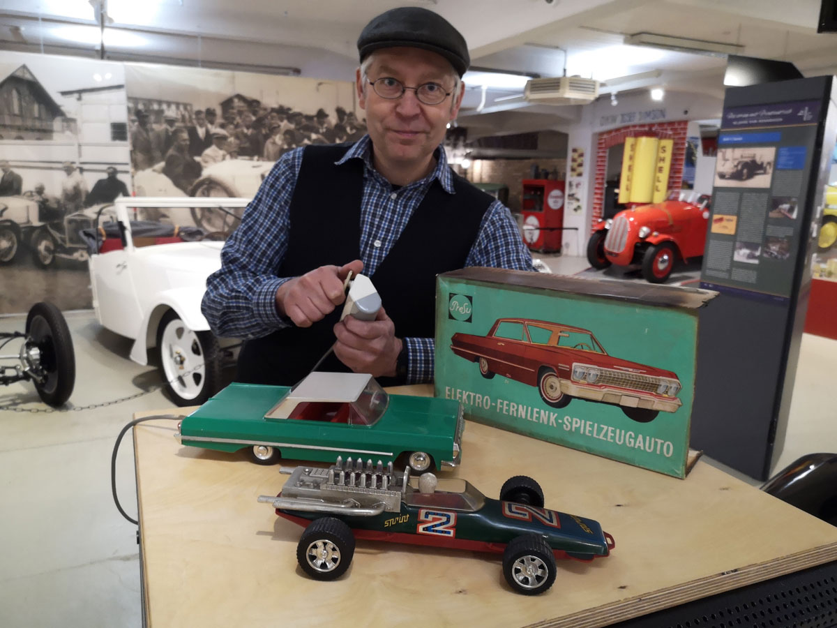 Sammler zeigt ferngesteuertes Spielzeugauto im Museum für sächsische Fahrzeuge Chemnitz