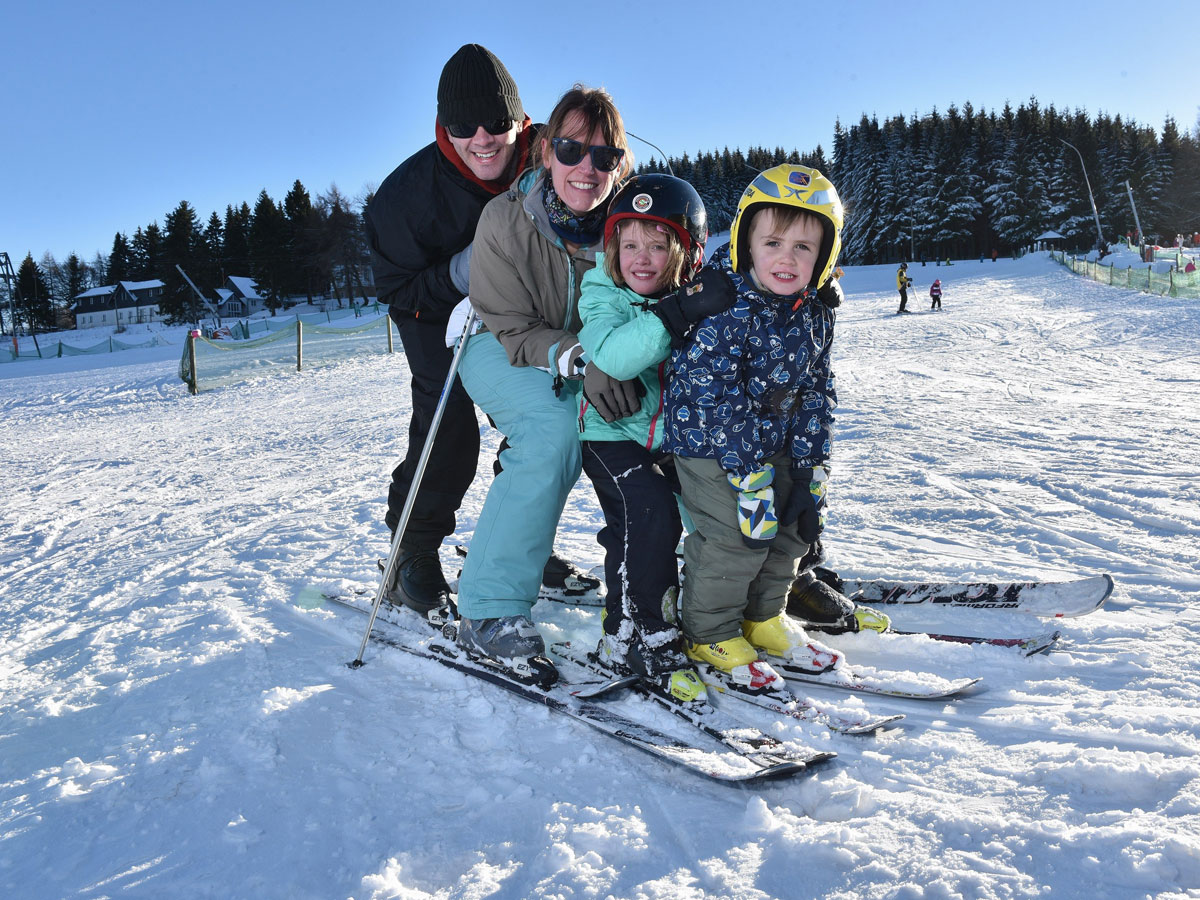 Familie am Skihang Altenberg