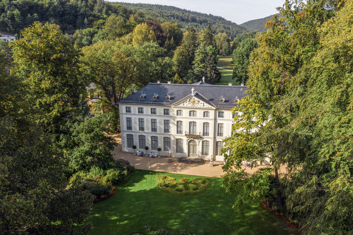 Inmitten des denkmalgeschützten Fürstlich Greizer Parks liegt das im 18. Jahrhundert errichtete Sommerpalais im Vogtland.