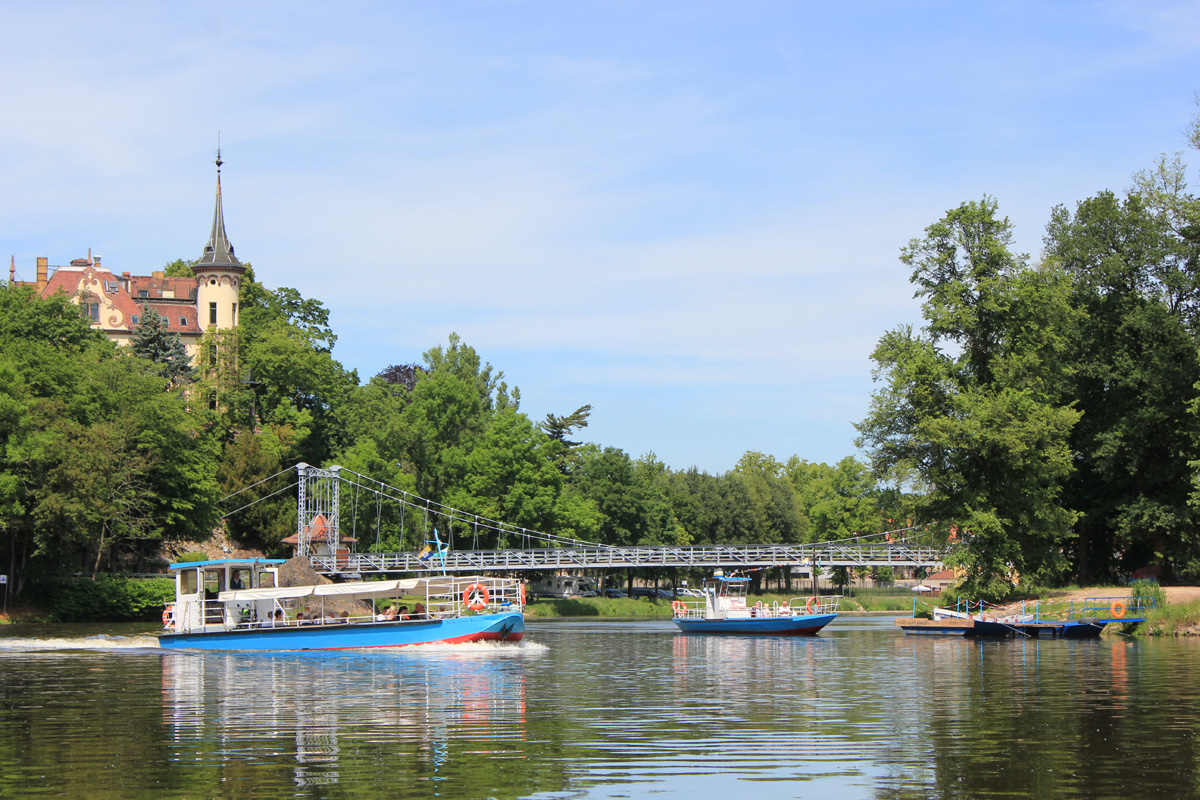 Während der Sommersaison starten die Muldeschiffe an der stählernen Hängebrücke zu Touren auf der Mulde in Grimma.