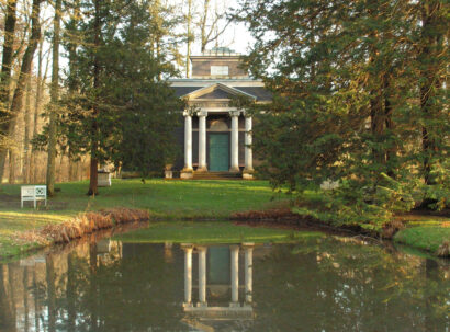 Das Badehaus ist ein bedeutender Bau des Frühklassizismus im Grünfelder Park in Waldenburg.