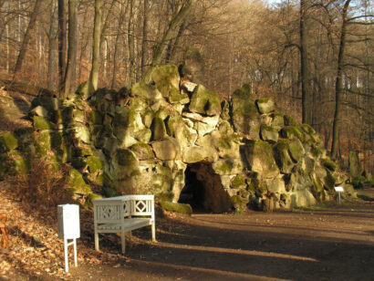 Große Findlinge und Felsbrocken formen den mystischen Felsengang im Grünfelder Park in Waldenburg.