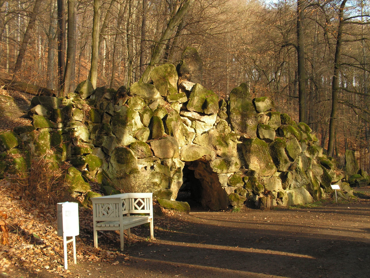 Große Findlinge und Felsbrocken formen den mystischen Felsengang im Grünfelder Park in Waldenburg.