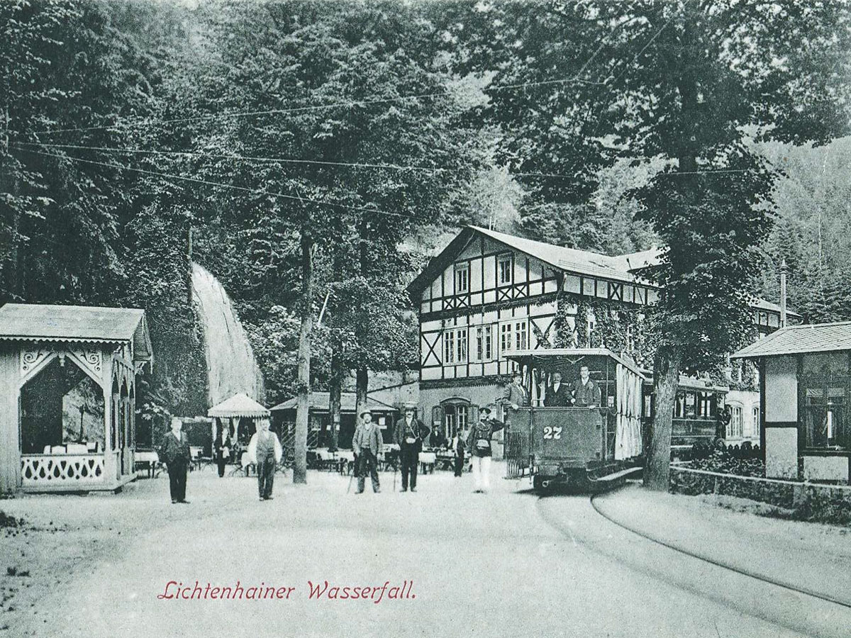 Postkarte in schwarz-weiß mit Kirnitzschtalbahn und Lichtenhainer Wasserfall