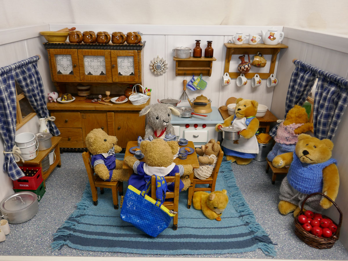 Teddybären in einer Puppenküche aus der Sammlung Straube in der Sonderausstellung "Knopfauge und Stupsnase" im Esche-Museum Limbach-Oberfrohna