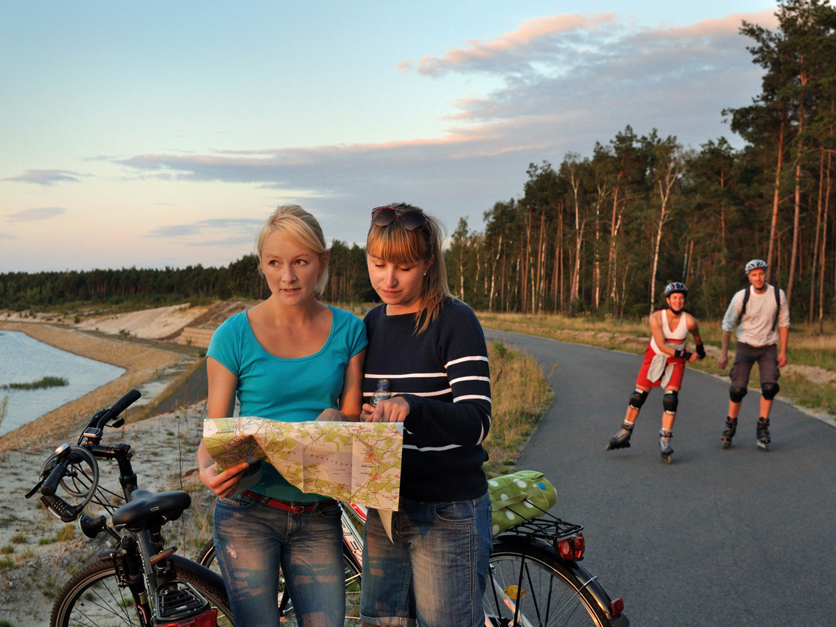Die flachen, asphaltierten Wege im Lausitzer Seenland am Ufer der Seen sind ideal zum Radfahren und Skaten.