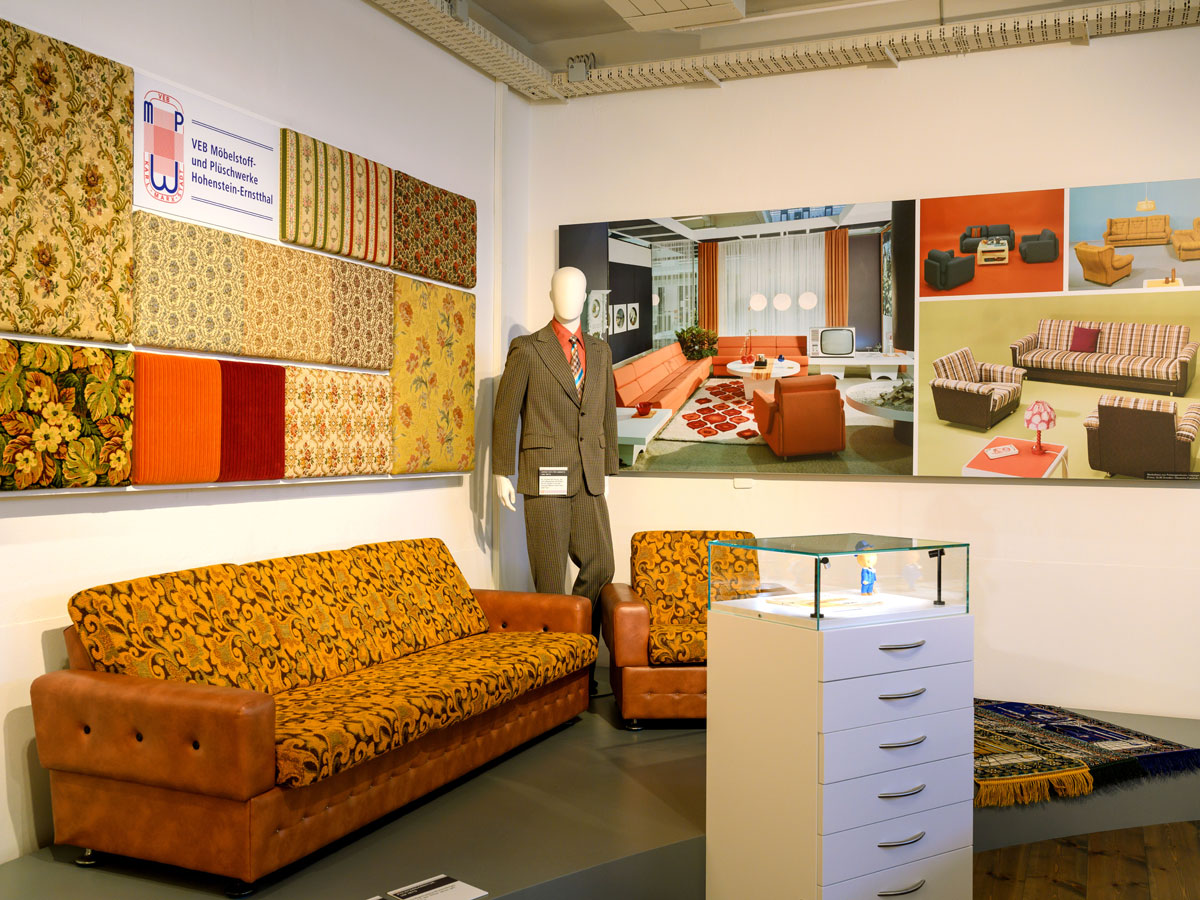 Möbelstoffe aus den 1970er Jahren in der Dauerausstellung des Textil- und Rennsportmuseums Hohenstein-Ernstthal