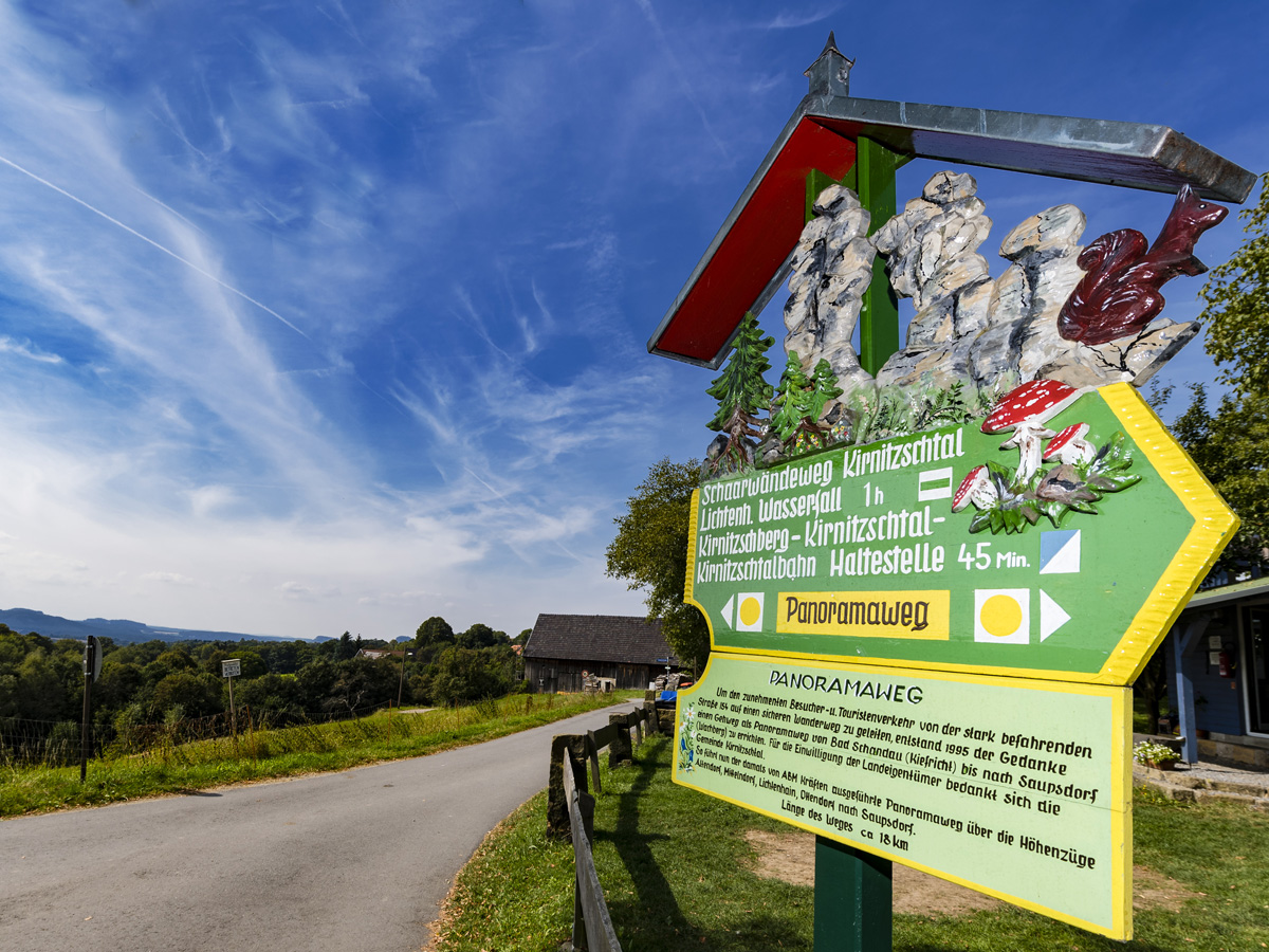 Der Panoramaweg führt vorbei an kleinen Ortschaften, weiten Wiesen, Feldern und Wäldern durch die Sächsische Schweiz.