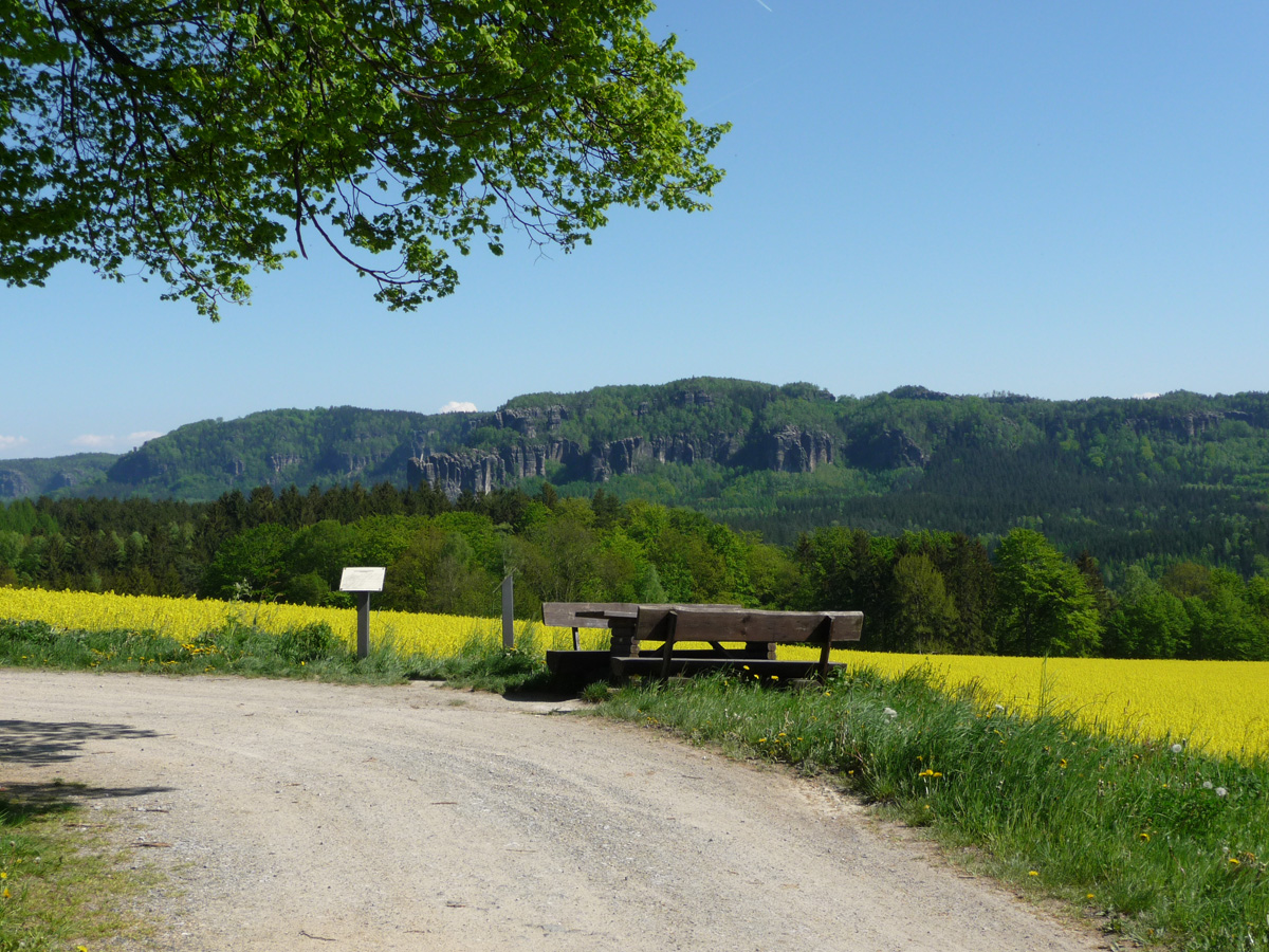Am Rastplatz bei Mittelndorf sind die Felsen des Elbsandsteingebirges besonders gut zu sehen.
