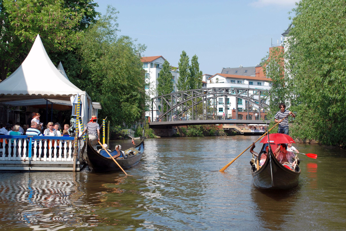 Dank seiner vielen Wasserwege besitzt Leipzig den Beinamen „Klein-Venedig“, venezianische Gondeln inklusive.