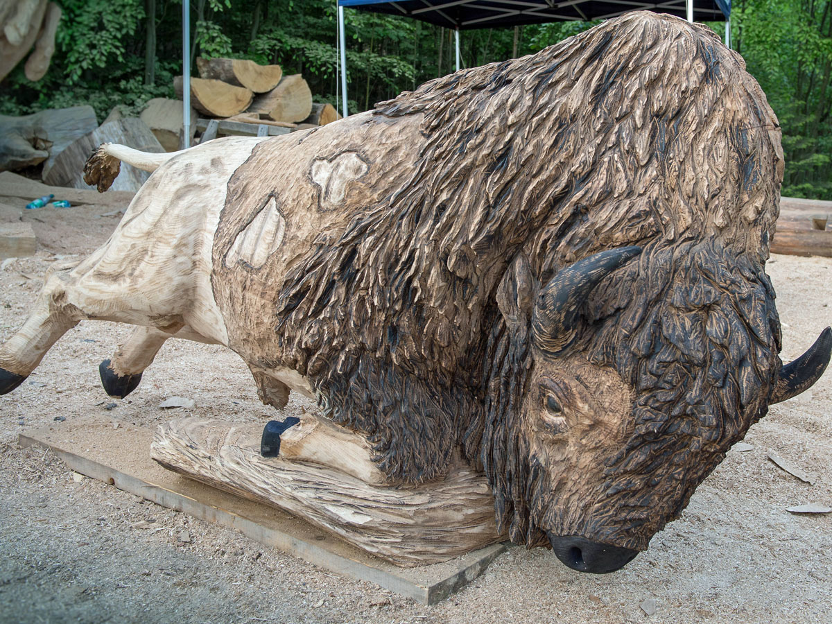 Büffelskulptur aus Holz in Blockhausen im Erzgebirge