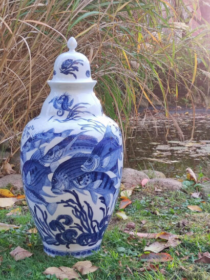 Vase aus Meissener Porzellan mit Fischmotiv
