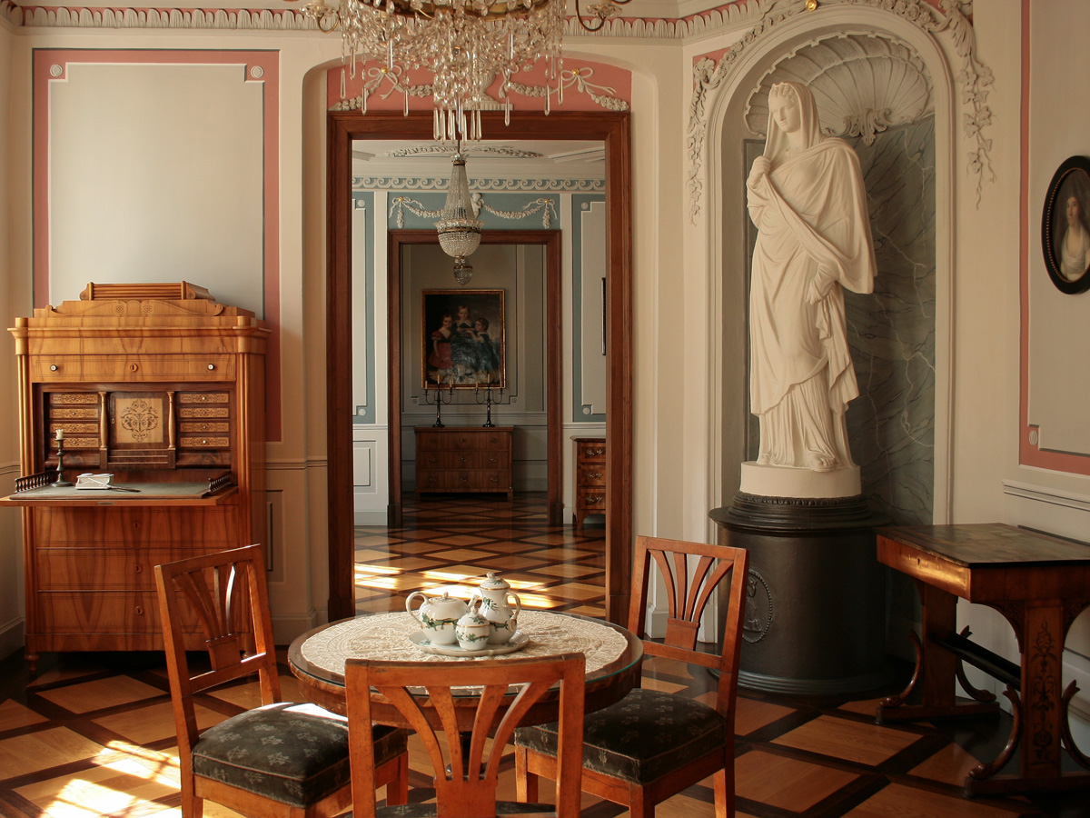 Mehrere restaurierte Repräsentationsräume, wie hier das Stilzimmer, entführen ins Leben des ausgehenden 18. Jahrhunderts. Foto: Vogtlandmuseum Plauen