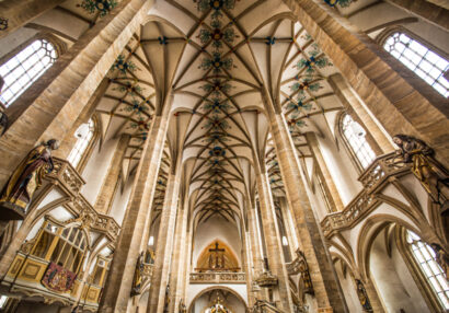 Der prächtig ausgestattete Dom St. Marien in Freiberg besitzt Schätze wie die Goldene Pforte und die Tulpenkanzel. 