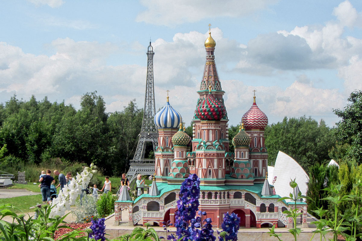 Im Miniaturpark Miniwelt in Lichtenstein steht eine Nachbildung der Basiliuskathedrale mit ihren bunten Zwiebeltürmen im Vordergrund. Dahinter sind ein Modell des Eiffelturms in Paris und der Oper in Sydney zu erkennen.